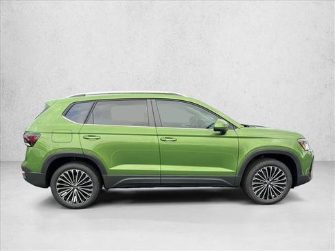 Used 2025 Volkswagen Taos SE FWD image 8