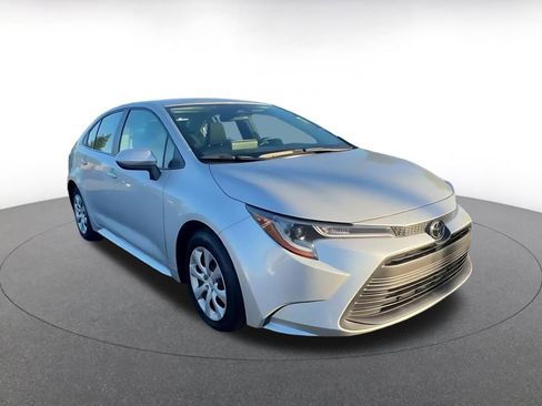 Used 2025 Toyota Corolla LE image 3