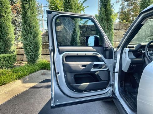 Used 2020 Land Rover Defender 110 First Edition image 17