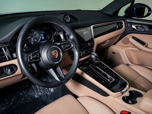 Certified 2025 Porsche Macan AWD/4WD image 4