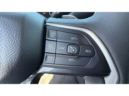 Used 2023 Jeep Grand Cherokee Altitude AWD/4WD image 21