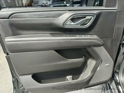 Used 2023 GMC Yukon XL SLT w/ SLT Premium Package RWD image 9