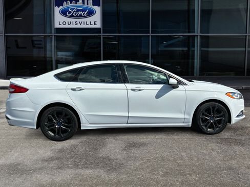 Used 2018 Ford Fusion SE w/ Equipment Group 201A FWD image 2