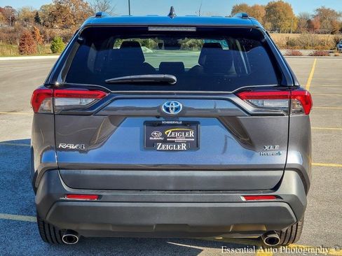 Used 2021 Toyota RAV4 XLE image 5