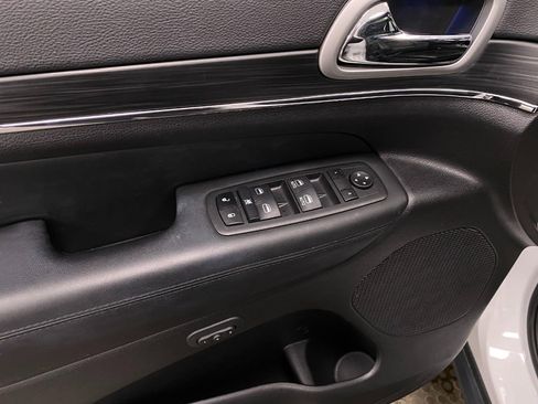 Used 2022 Jeep Grand Cherokee Limited w/ Trailer Tow Group IV image 32