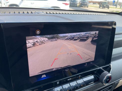 Used 2023 Chevrolet Colorado W/T image 9