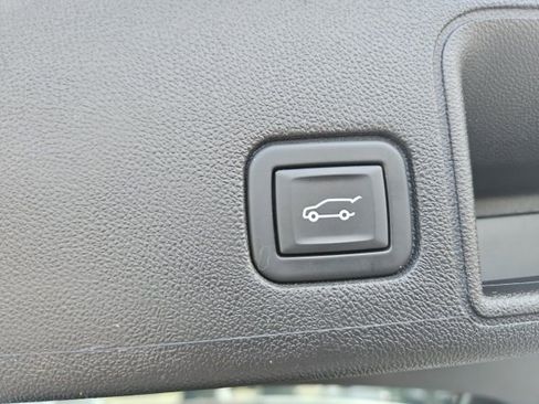 Used 2023 GMC Terrain SLE w/ Driver Convenience Package image 17