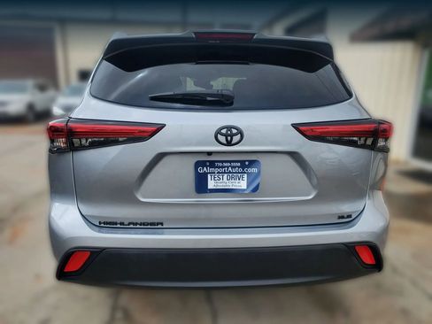 Used 2022 Toyota Highlander XLE FWD image 11
