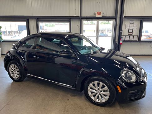 Used 2019 Volkswagen Beetle 2.0T S FWD image 19