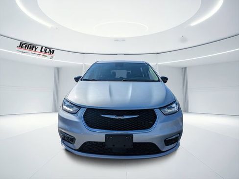 Used 2024 Chrysler Pacifica Touring-L image 6