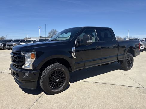 Used 2022 Ford F250 XLT w/ Black Appearance Package image 3