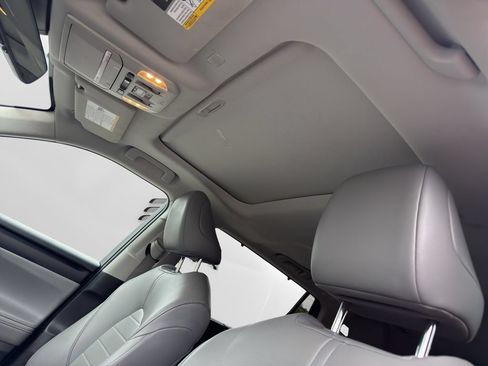 Used 2021 Toyota Highlander XLE AWD/4WD image 30