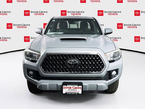 Used 2018 Toyota Tacoma TRD Sport AWD/4WD image 2