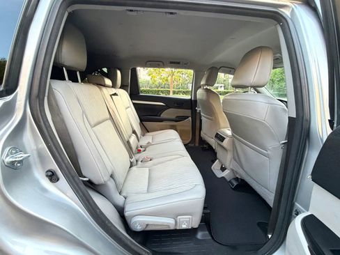 Used 2016 Toyota Highlander Plus FWD image 14