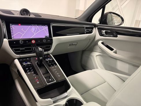 Certified 2026 Porsche Macan AWD/4WD image 16