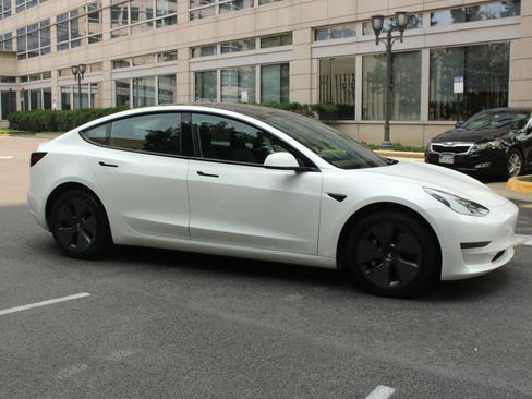 Used 2023 Tesla Model 3 Standard Range RWD image 2