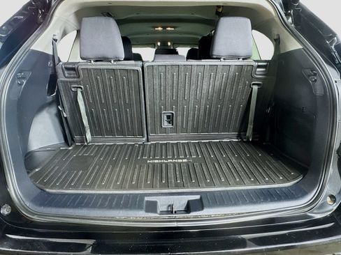 Used 2020 Toyota Highlander LE FWD image 29