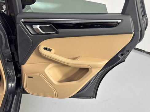 Used 2021 Porsche Macan image 43
