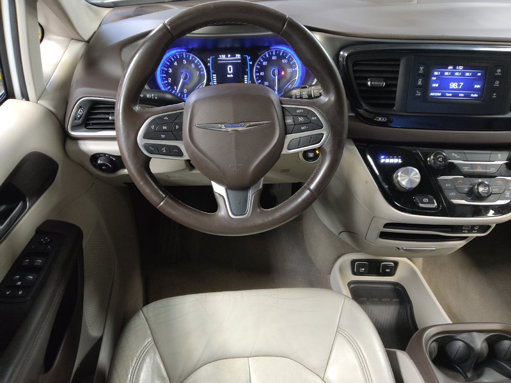 Used 2017 Chrysler Pacifica Touring-L FWD image 22