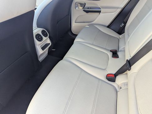 Used 2024 Mercedes-Benz GLC 300 4MATIC image 14