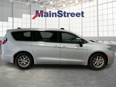 Used 2024 Chrysler Pacifica Touring-L image 6