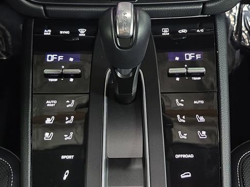 Certified 2025 Porsche Macan AWD/4WD image 19
