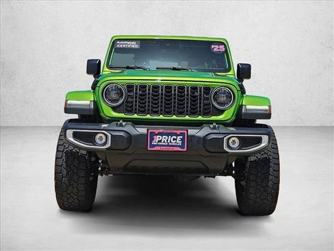 Used 2025 Jeep Gladiator Sport AWD/4WD image 2
