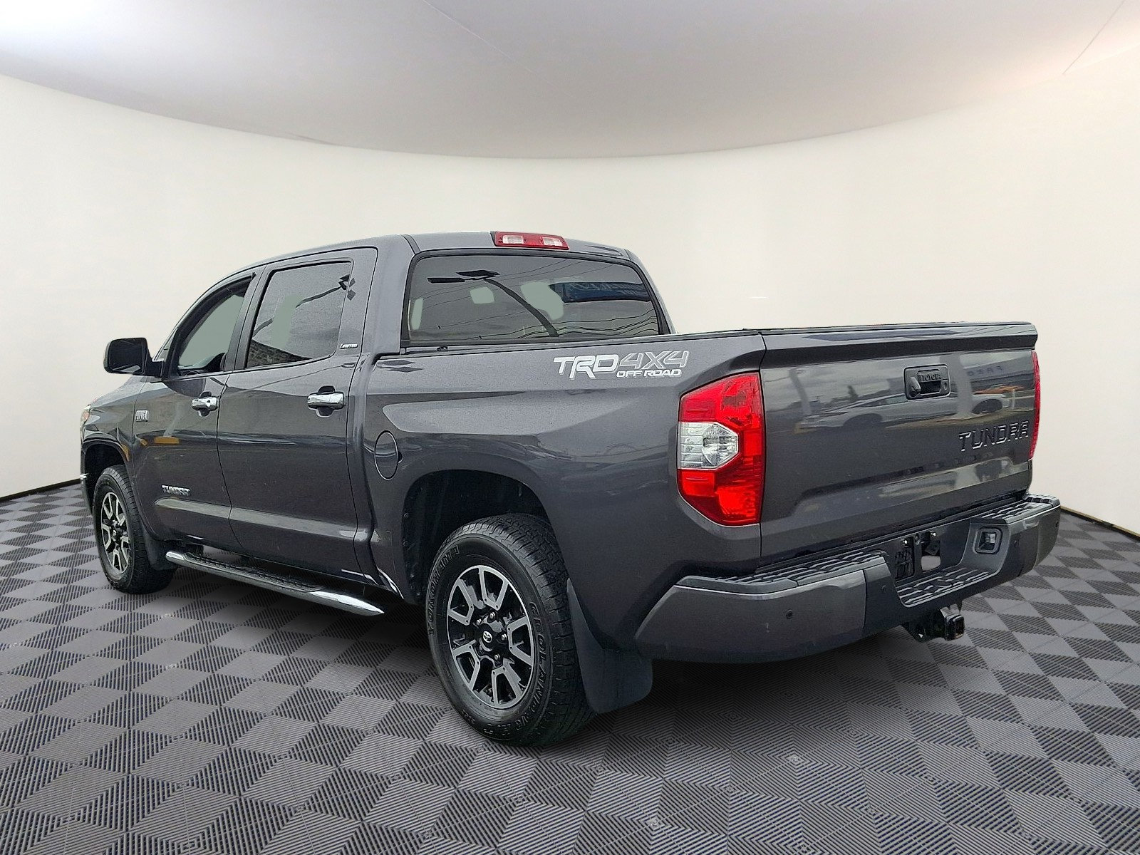 Used 2018 Toyota Tundra Limited w/ Limited Premium Package AWD/4WD image 5