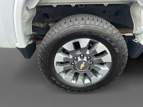 Used 2024 Chevrolet Silverado 2500 Custom w/ Custom Value Package image 10