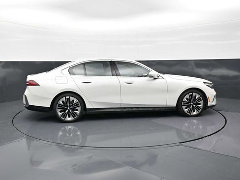 Used 2026 BMW 530i RWD image 4