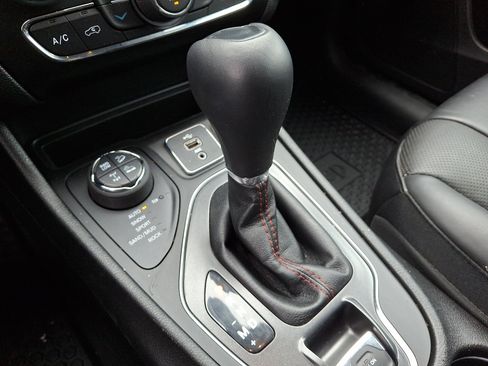 Used 2019 Jeep Cherokee Trailhawk image 16