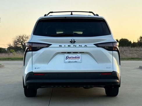 Used 2025 Toyota Sienna XLE image 7