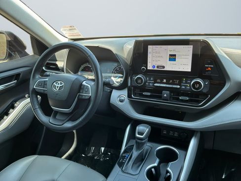 Used 2023 Toyota Highlander XLE FWD image 13