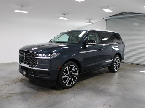 New 2026 Lincoln Navigator Reserve AWD/4WD image 3