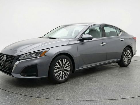 Used 2025 Nissan Altima 2.5 SV image 3