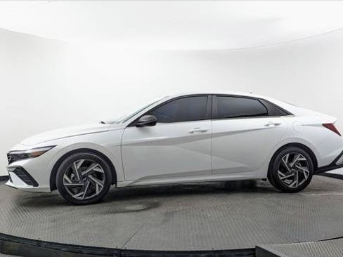 Used 2025 Hyundai Elantra Limited FWD image 3