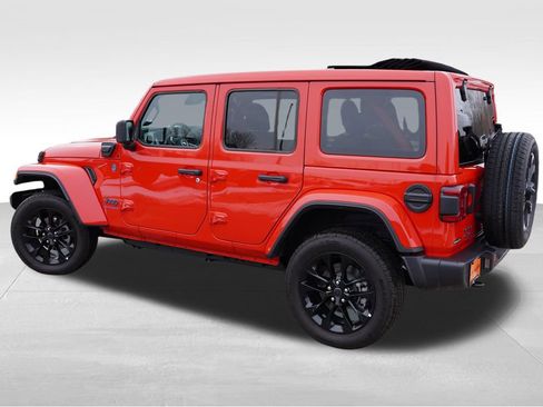 Certified 2025 Jeep Wrangler Unlimited Sahara w/ Safety Group image 8