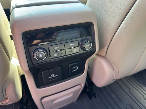 Used 2018 GMC Acadia Denali w/ Technology Package FWD image 17