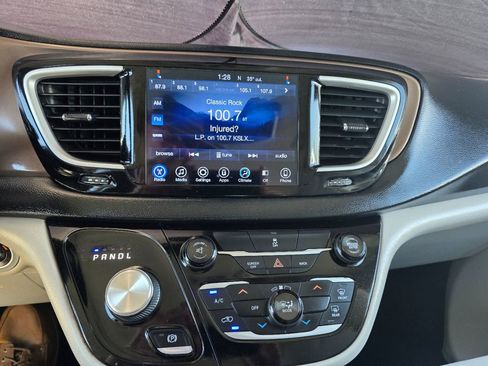 Used 2017 Chrysler Pacifica Touring w/ Tire & Wheel Group FWD image 21