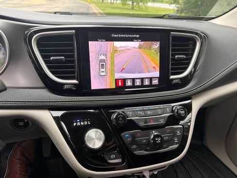 Used 2024 Chrysler Pacifica Touring-L AWD/4WD image 7