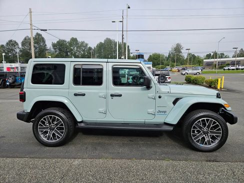 Used 2023 Jeep Wrangler Unlimited Sahara w/ Cold Weather Group AWD/4WD image 6