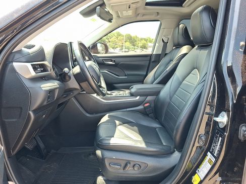 Used 2021 Toyota Highlander XLE AWD/4WD image 14