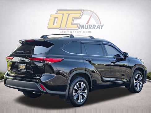 Used 2022 Toyota Highlander XLE AWD/4WD image 5