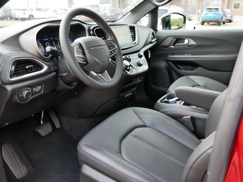 New 2027 Chrysler Pacifica Select w/ Family Tech Group AWD/4WD image 6