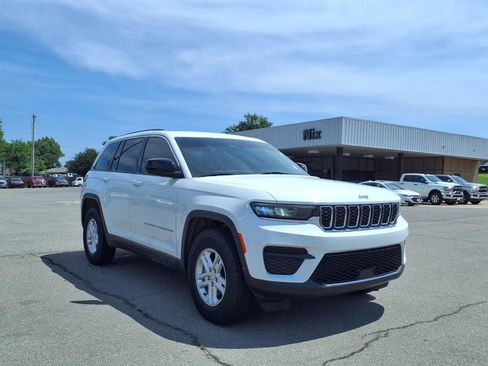 Used 2023 Jeep Grand Cherokee Laredo w/ Luxury Tech Group I AWD/4WD image 19