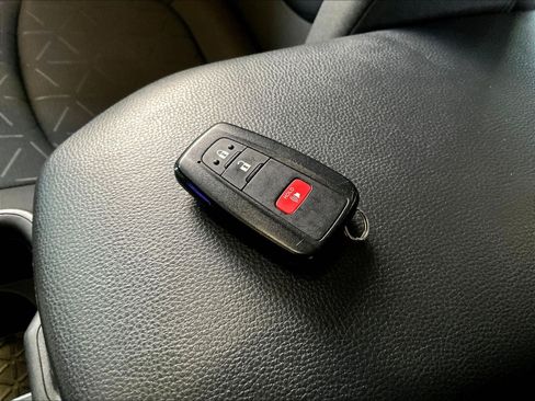 Used 2025 Toyota RAV4 XLE AWD/4WD image 35
