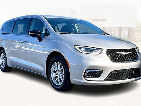 Used 2024 Chrysler Pacifica Touring-L image 3