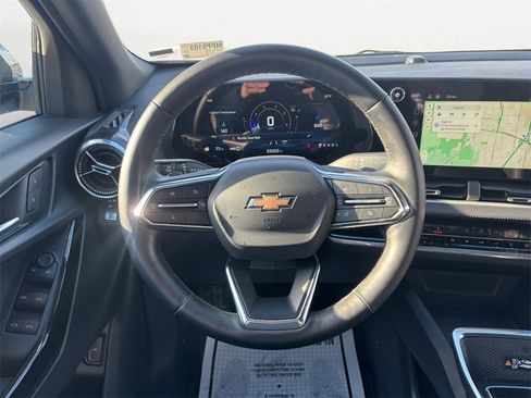 Used 2025 Chevrolet Equinox LT w/ Convenience Package II image 12
