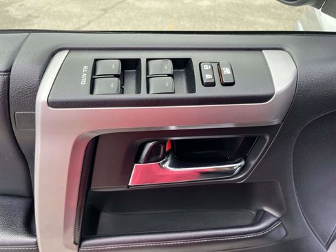 Used 2020 Toyota 4Runner SR5 AWD/4WD image 12