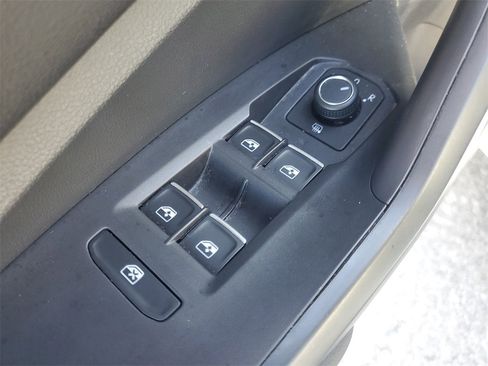 Used 2021 Volkswagen Jetta SE w/ SE Cold Weather Package image 19